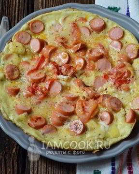 Омлет с сосисками и помидорами