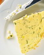 Омлет со сметаной на сковороде