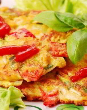 Пикантный омлет с перцем, сыром грюйер и луковым соусом