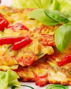 Пикантный омлет с перцем, сыром грюйер и луковым соусом