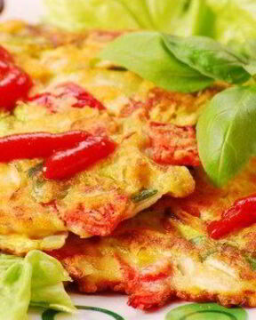 Пикантный омлет с перцем, сыром грюйер и луковым соусом