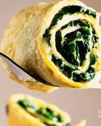 Рулетики из омлета с грибами и шпинатом