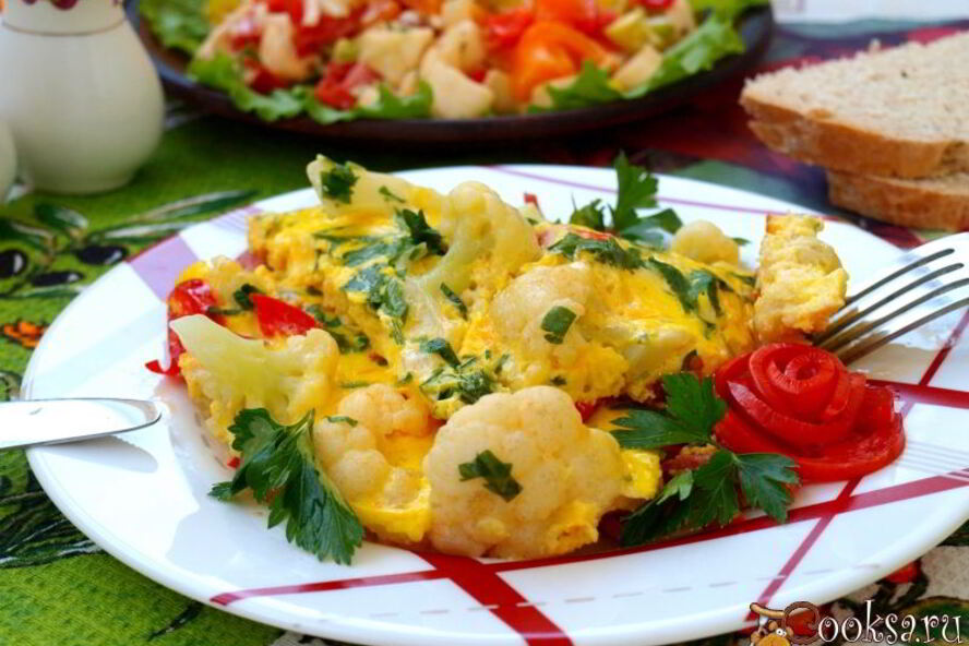 Рецепт сырный омлет с цветной капустой, колбасой и перцем