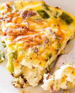 Запеченный омлет с сосисками и овощами