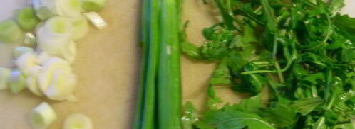 зеленый омлет со стручковой фасолью, руколой и зеленым луком. Шаг 2