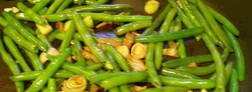 зеленый омлет со стручковой фасолью, руколой и зеленым луком. Шаг 3