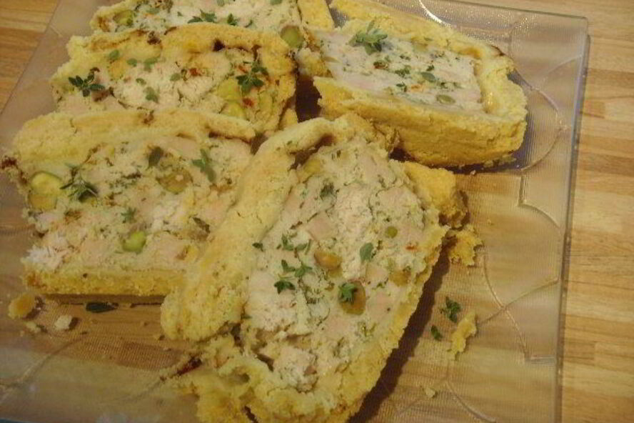 Рецепт куриный паштет с фисташками, запеченный в тесте