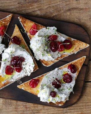 Паштет из муксуна горячего копчения с клюквой на хлебцах