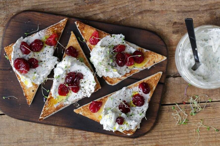 Рецепт паштет из муксуна горячего копчения с клюквой на хлебцах