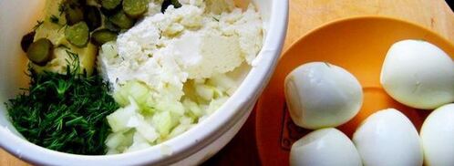 яичный паштет с корнишонами. Шаг 2