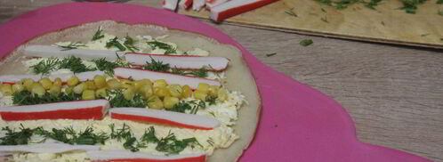 блинные роллы с крабовыми палочками и кукурузой. Шаг 7