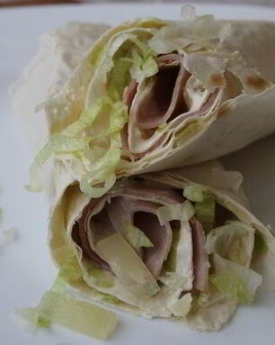 Нежные роллы с ананасами и ветчиной