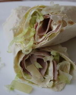 Нежные роллы с ананасами и ветчиной