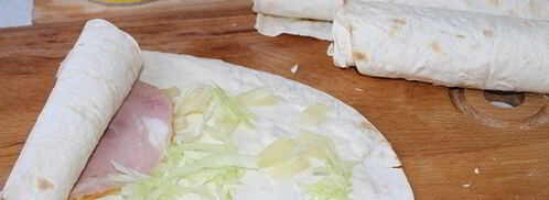 нежные роллы с ананасами и ветчиной. Шаг 3