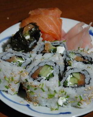 Ролл с копченым лососем