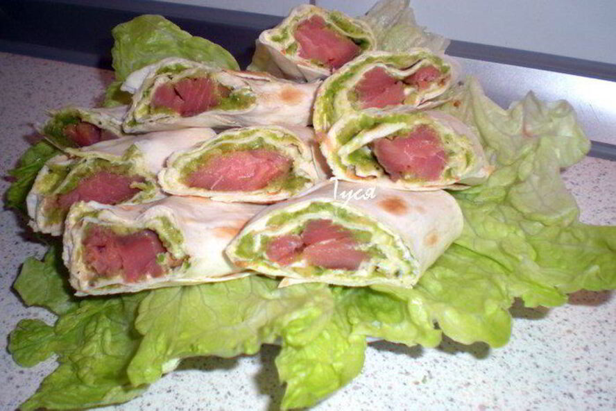 Рецепт роллы из тонкого лаваша с семгой и авокадо