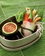 Роллы с овощами из рисовой бумаги с арахисовым соусом