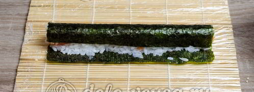 роллы с семгой сяке маки. Шаг 3