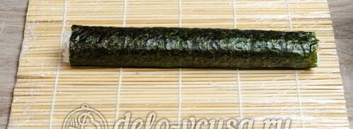 роллы с семгой сяке маки. Шаг 4