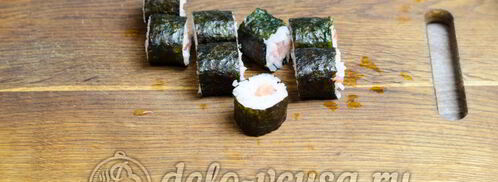 роллы с семгой сяке маки. Шаг 6