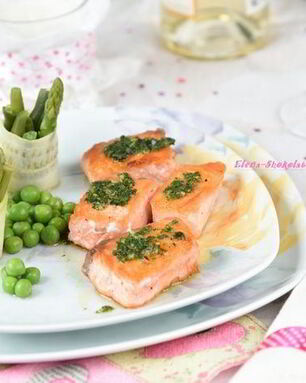 Семга с соусом эскарго и овощными роллами