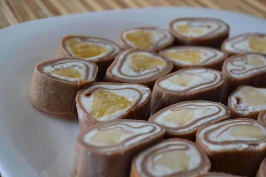 Рецепт сладкие блинные роллы с творогом и фруктами