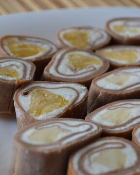 Сладкие блинные роллы с творогом и фруктами