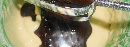 сладкие роллы из шоколадных блинчиков с клубникой и лимонным курдом. Шаг 3