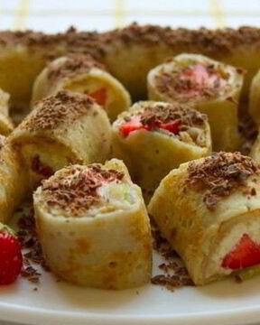 Сладкие творожные роллы с фруктами