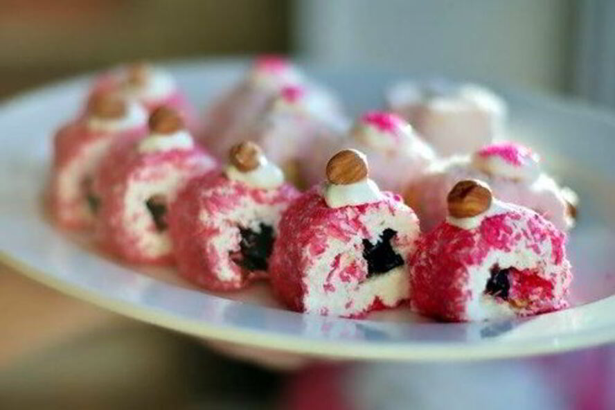 Рецепт творожные роллы с медом и фруктами