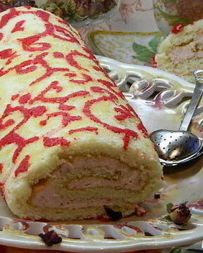 Бисквитный рулет с клубникой Праздничный