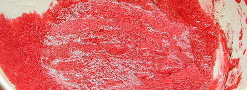 бисквитный рулет с клубникой праздничный. Шаг 2