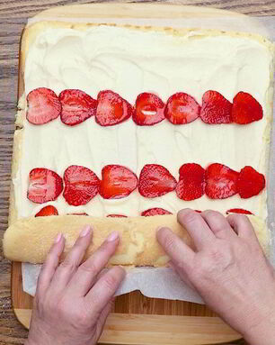 Бисквитный рулет с клубникой