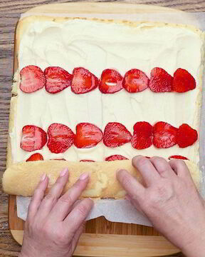 Бисквитный рулет с клубникой