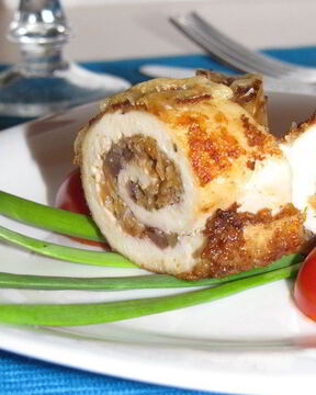 Куринные рулетики с начинкой из слив