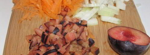 куринные рулетики с начинкой из слив. Шаг 2