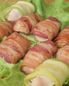 Куриные рулетики с беконом и кабачком