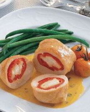 Куриные рулетики с сыром в горчично-мятном соусе