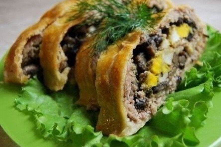 Рецепт мясной рулет с грибами и сыром в слоеном тесте