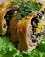 Мясной рулет с грибами и сыром в слоеном тесте