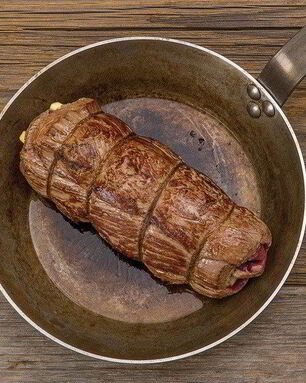 Рулет из говядины с запечеными овощами и бальзамико