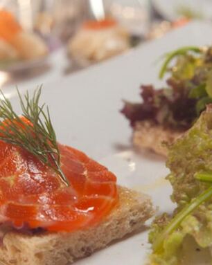 Рулет из лосося на тостах