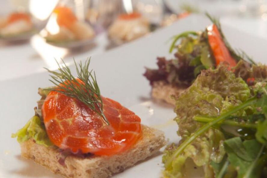 Рецепт рулет из лосося на тостах