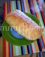 Рулет из слоеного теста с капустой и фетой