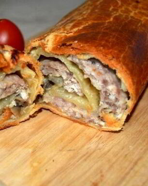 Рулет из слоеного теста с начинкой