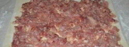 рулет из слоеного теста с начинкой. Шаг 2