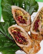 Рулет из свинины со свекольной ботвой и сыром