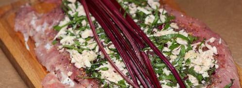 рулет из свинины со свекольной ботвой и сыром. Шаг 7