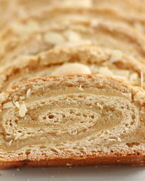 Рулет с марципаном