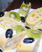 Рулет с персиками и ананасом